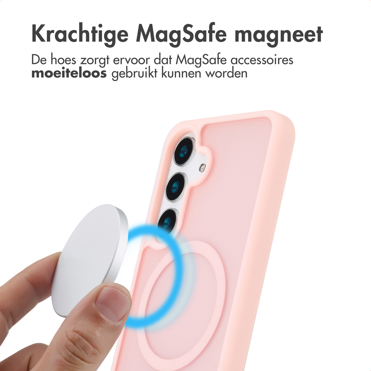 Una mano che posiziona un disco bianco su una custodia rosa per telefono, mostrando un cerchio blu attorno al magnete.