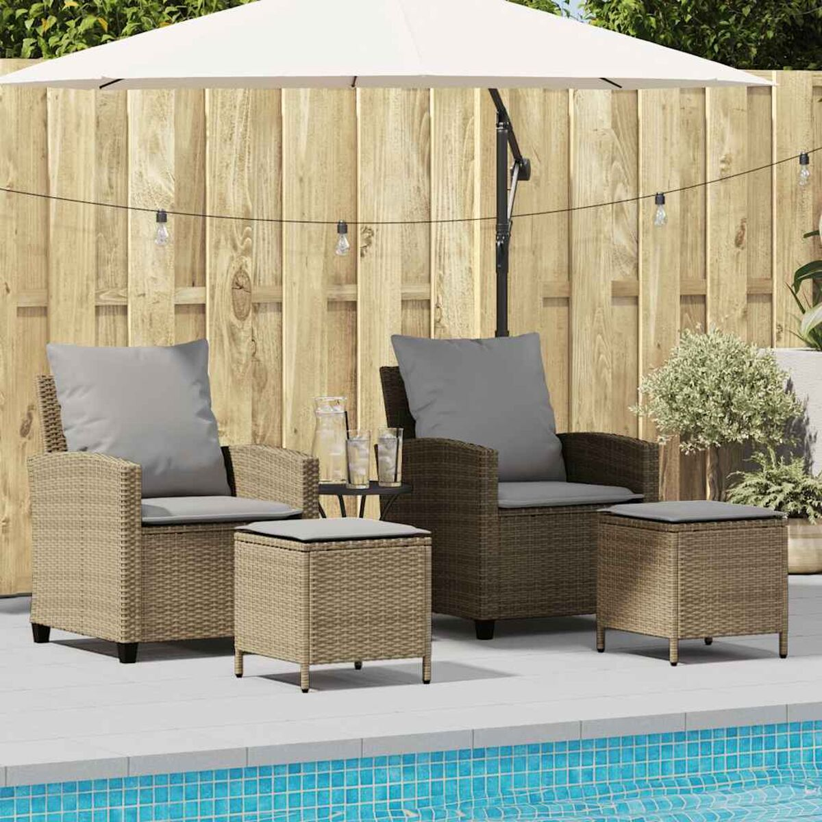 Set da esterno con sedie, pouf e un tavolo vicino a una piscina.