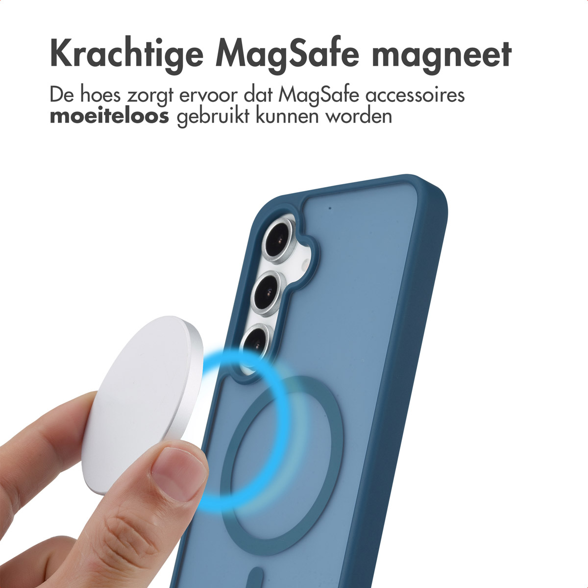 Hand die een roze telefoonhoes vasthoudt, roze achtergrond.