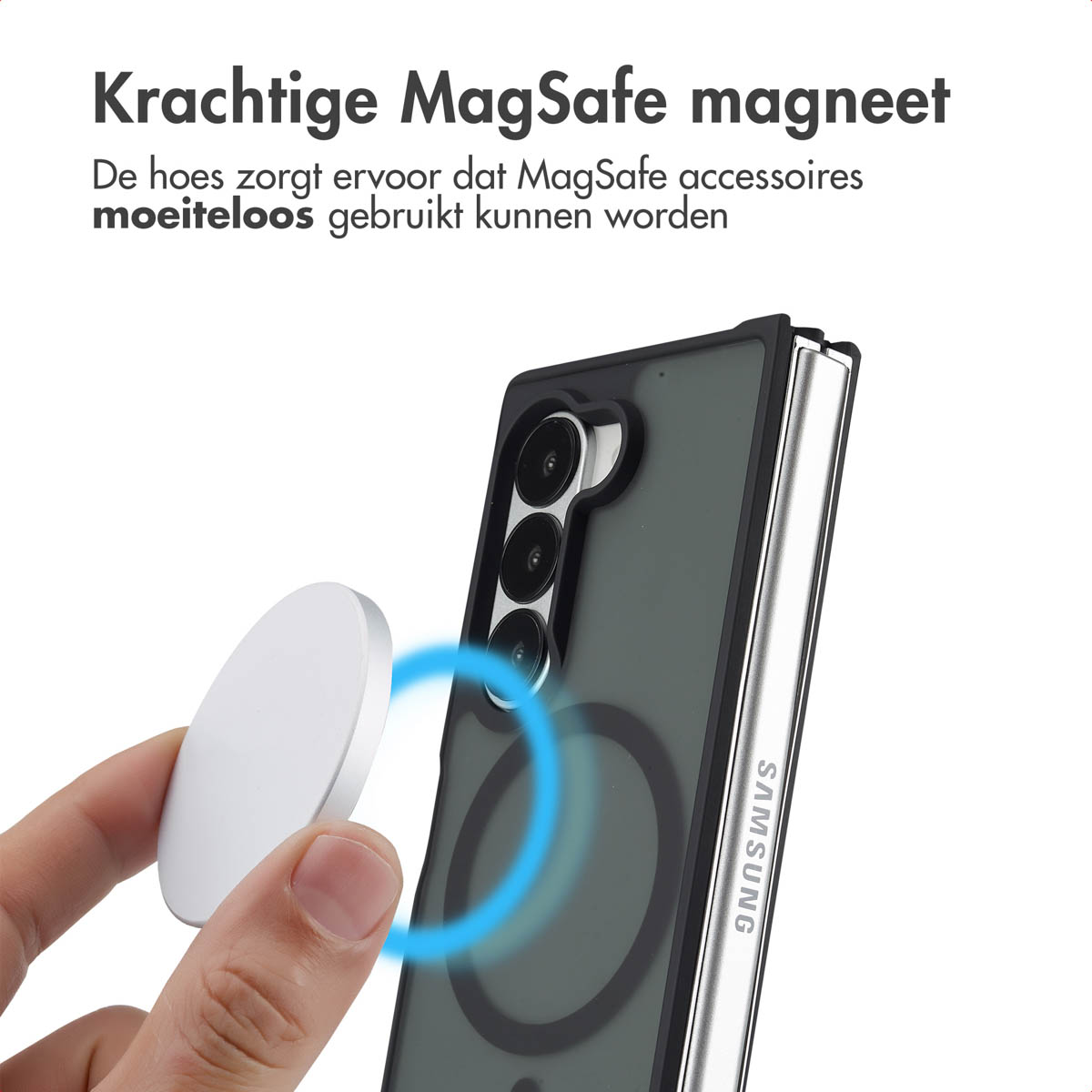 Main avec un accessoire MagSafe se fixant à une coque de téléphone, montrant le cercle.