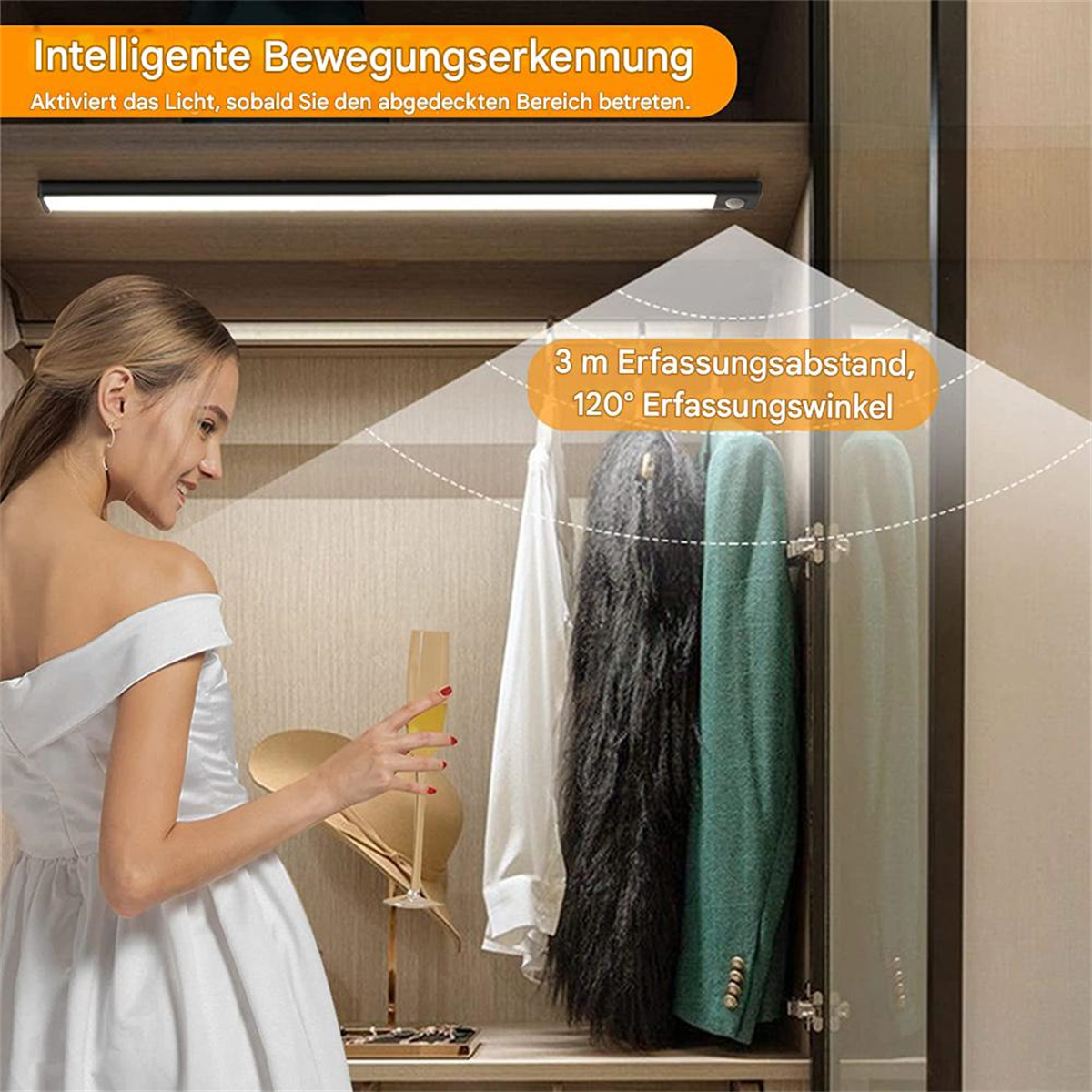 Eine Frau in weißem Kleid vor einem Kleiderschrank. Ein Licht ist innen an. Text ist sichtbar.