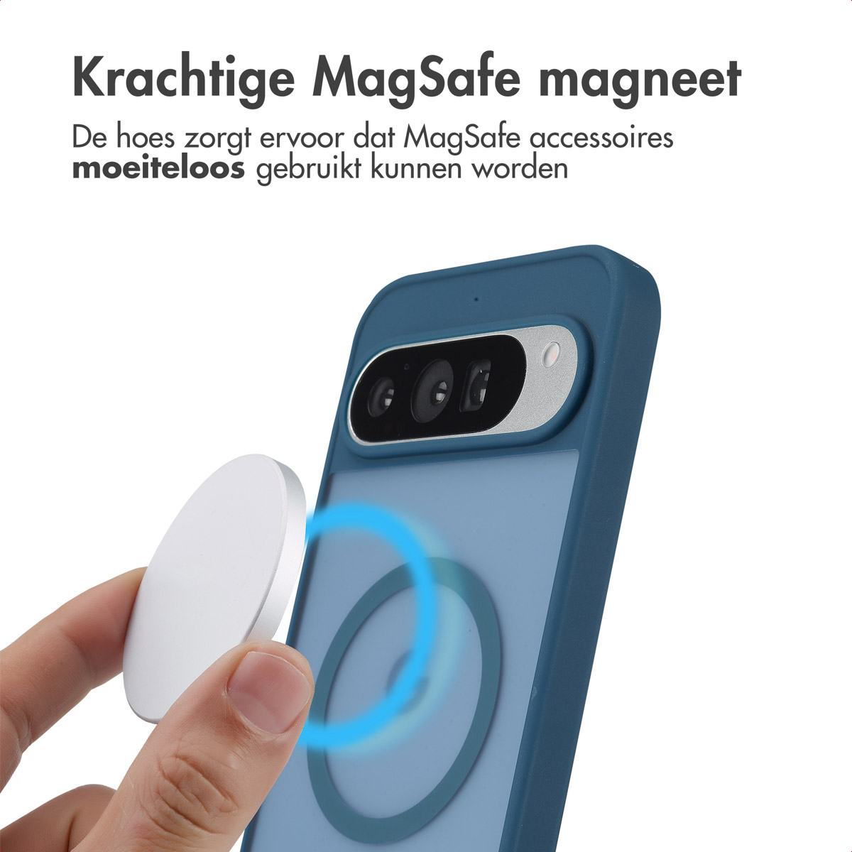 Hand houdt blauwe telefoonhoes met MagSafe cirkel, drie lenzen en een blauwe achtergrond.