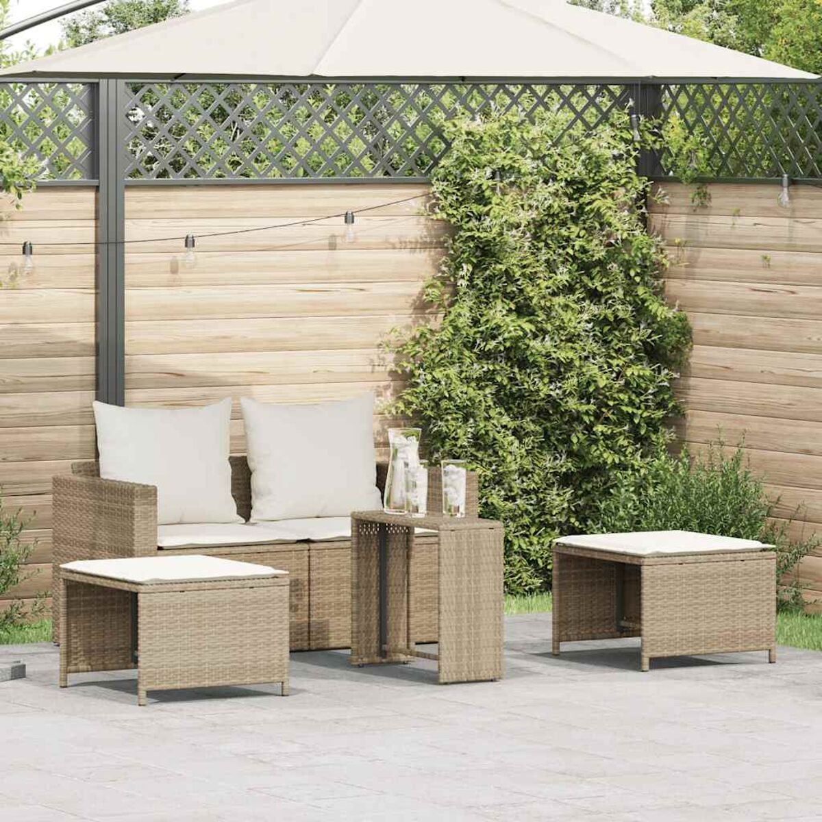 Outdoor-Sitzgruppe: ein Sofa, zwei Ottomanen und ein Tisch auf einer Terrasse.
