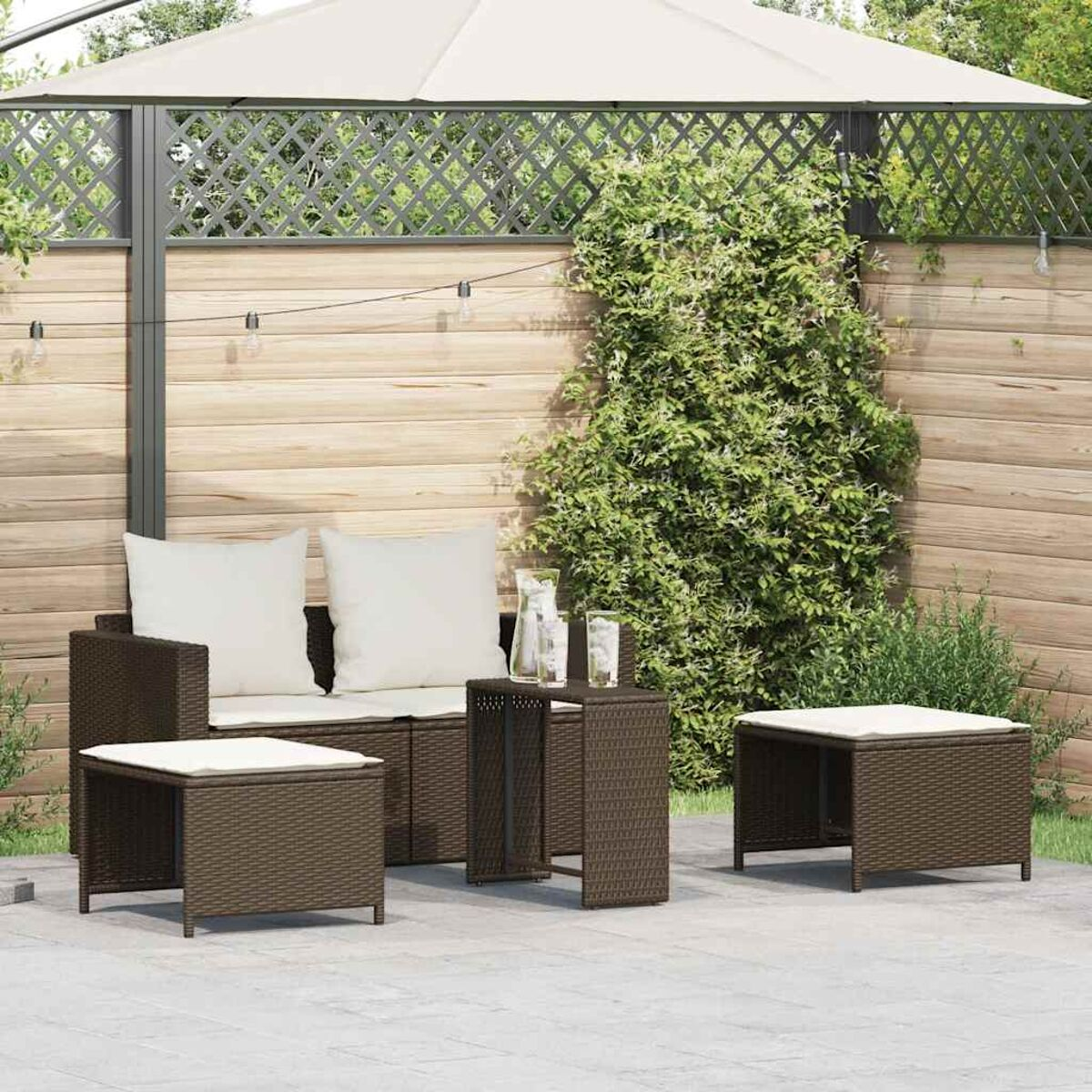 Set di mobili da patio esterno, tra cui divano, pouf e tavolini.