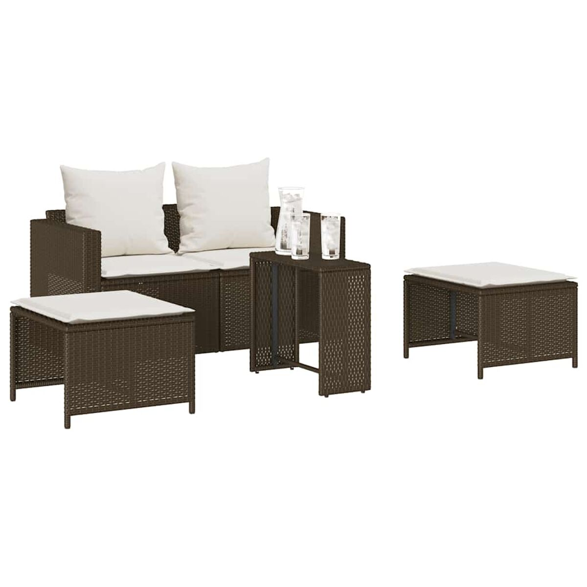 Set di mobili da esterno con design in vimini marrone, tra cui divano, due pouf e un tavolo.