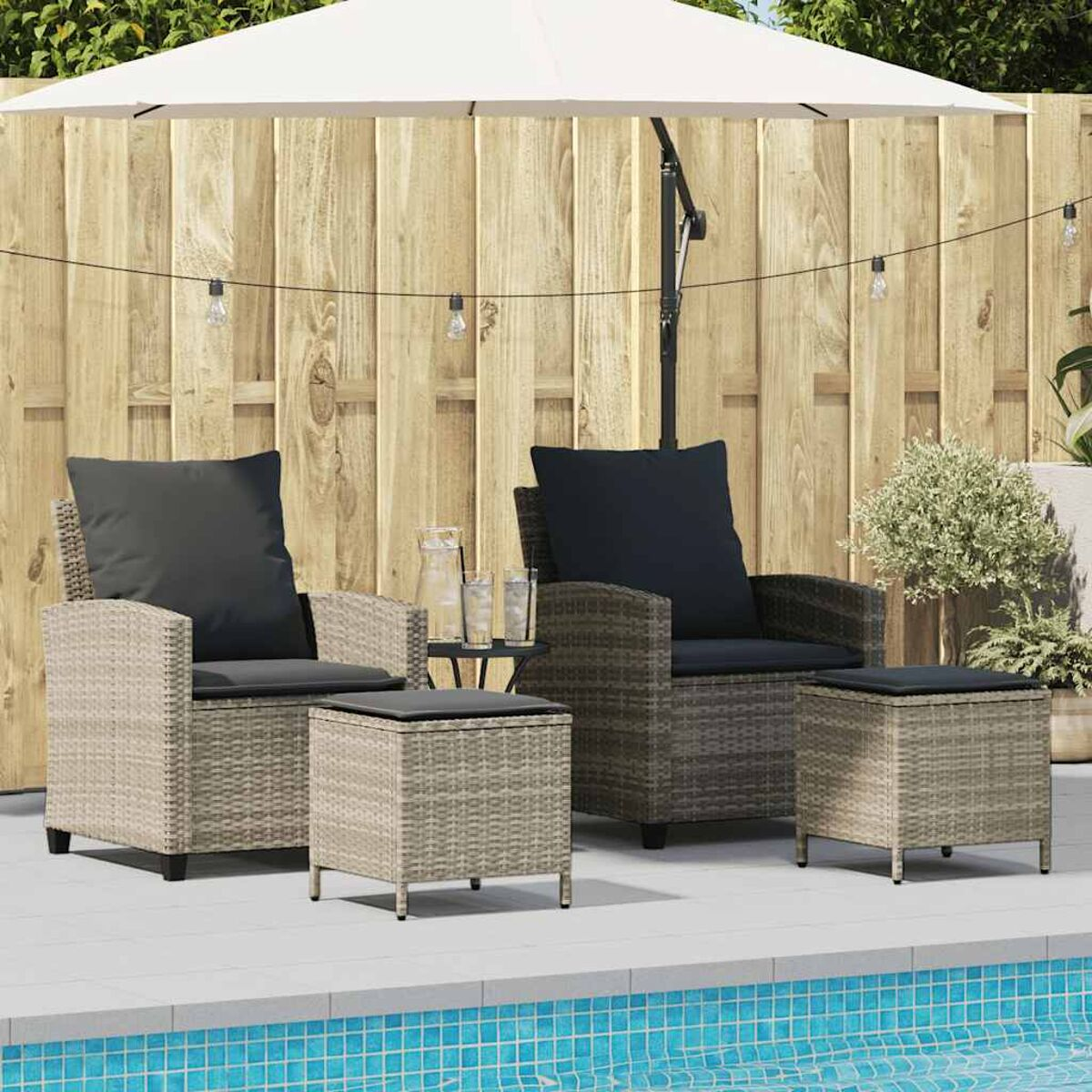 Set da patio esterno con due sedie, due sgabelli e un tavolo con ombrellone.