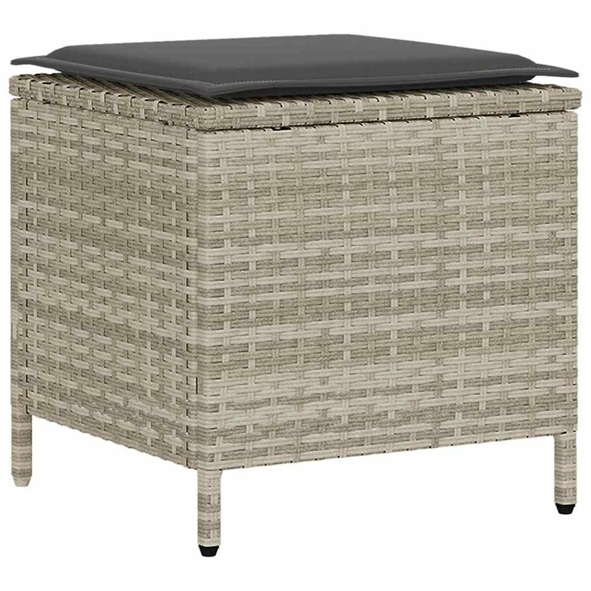 Pouff contenitore in vimini con cuscino grigio scuro. Il pouff ha una trama intrecciata e gambe corte.