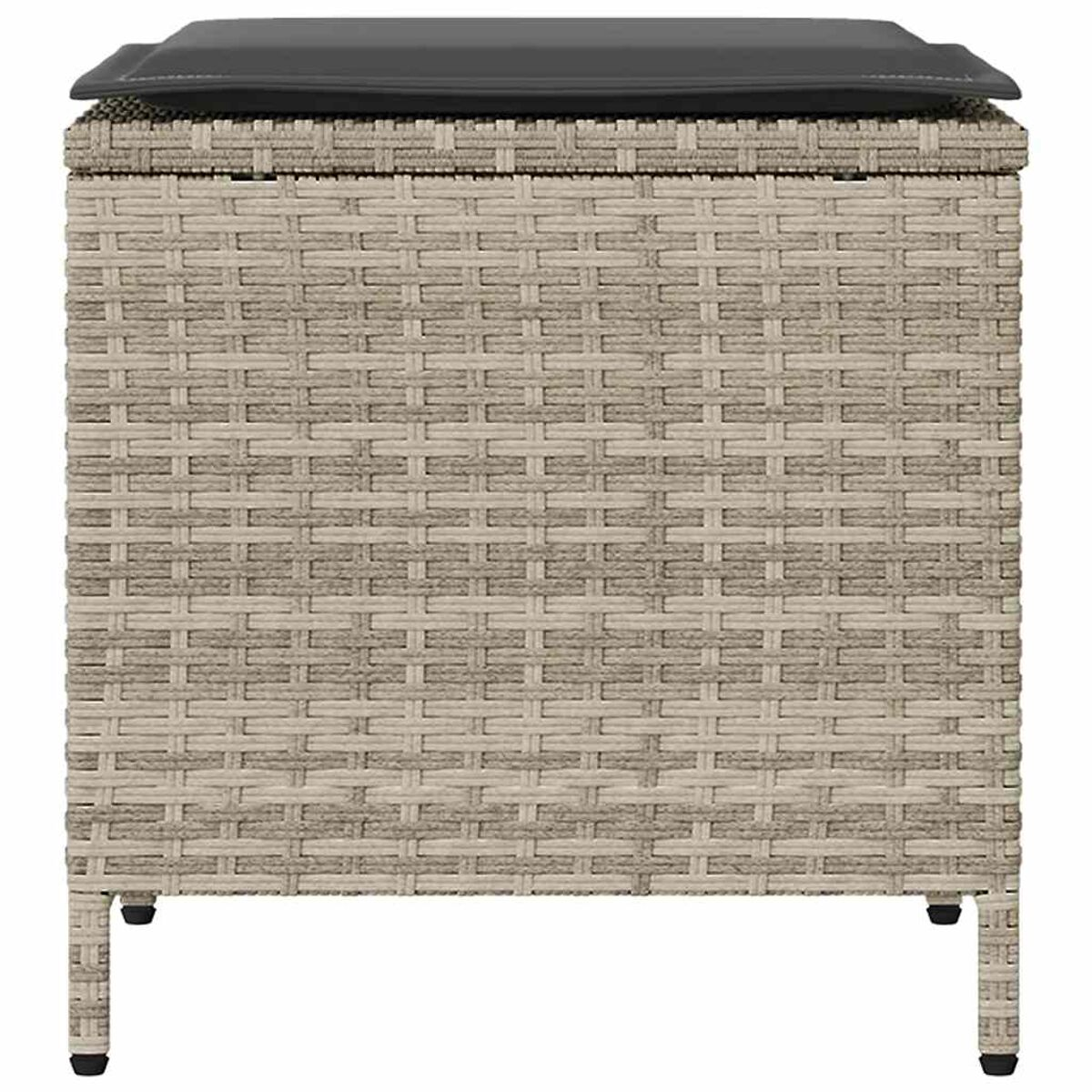 Pouff contenitore in vimini con cuscino nero. Vimini grigio. Isolato su sfondo bianco. Arredamento da esterno.