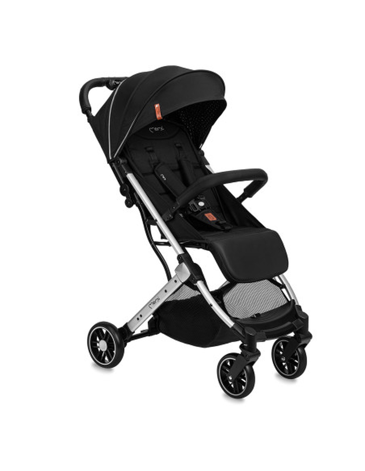 Schwarzer Kinderwagen auf weißem Hintergrund. Silberner Rahmen. Schwarzer Sitz.