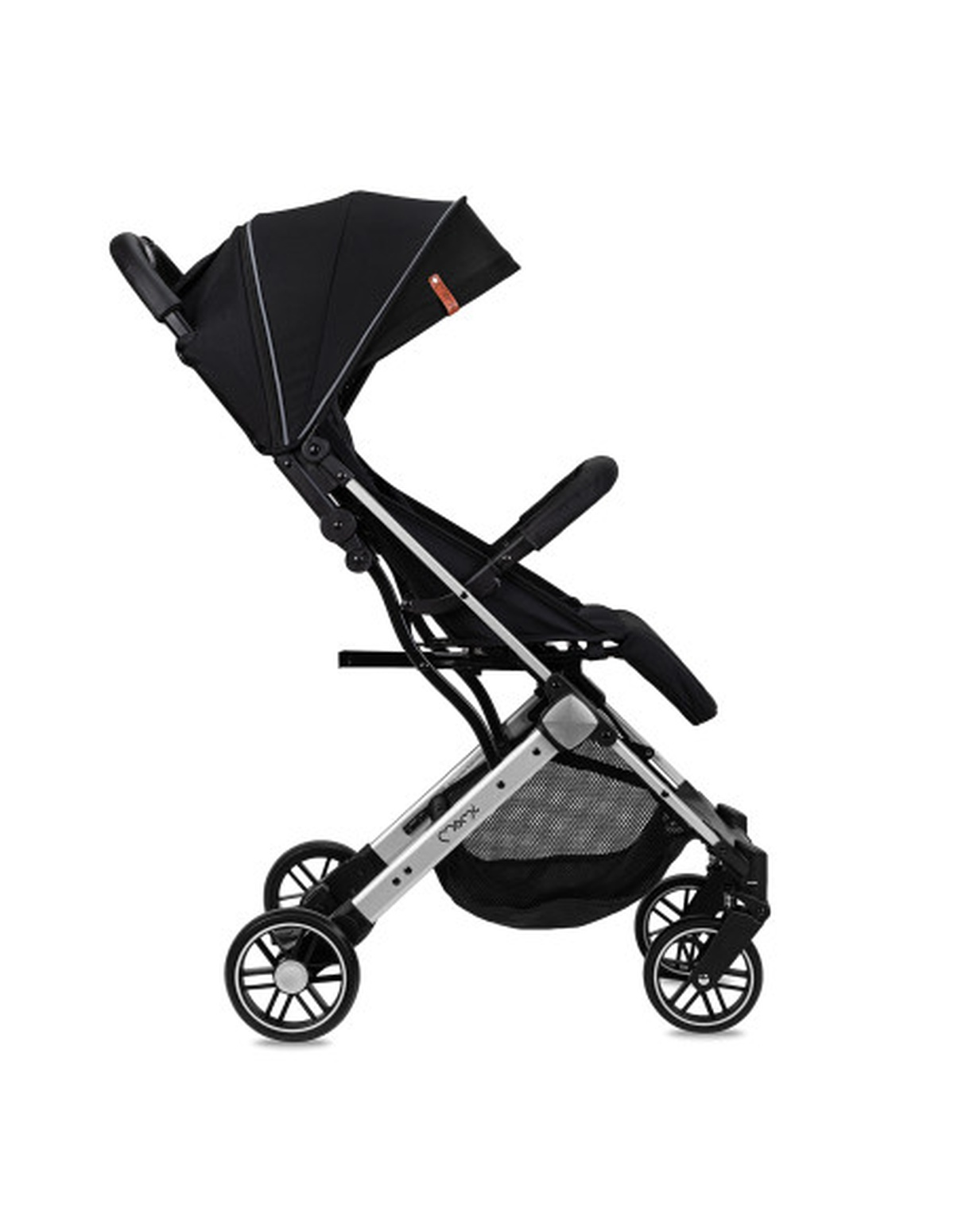 Ein schwarzer und silberner Kinderwagen, von der Seite betrachtet, auf weißem Hintergrund.