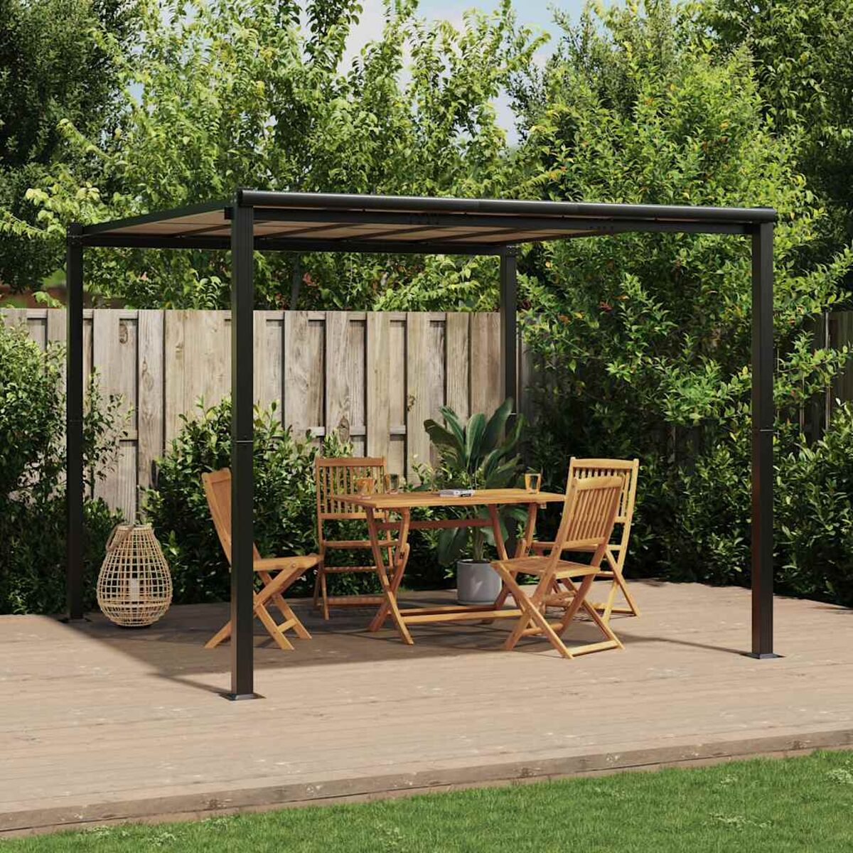 Holzpergola mit Tisch und Stühlen auf einem Holzdeck. Grüne Bäume und ein Zaun im Hintergrund.