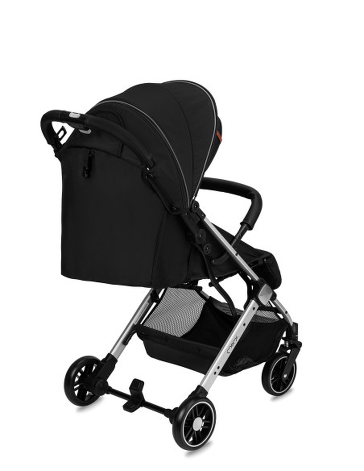 Schwarzer Kinderwagen mit silbernem Rahmen, schwarzem Korb und schwarzem Verdeck auf weißem Grund.