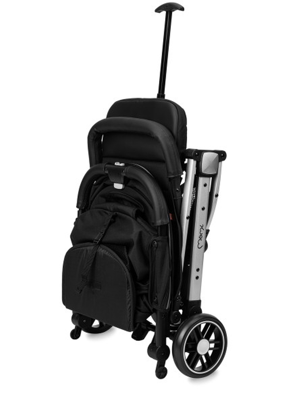 Schwarzer zusammengeklappter Kinderwagen mit Griff und Rädern. Der Kinderwagen ist kompakt.