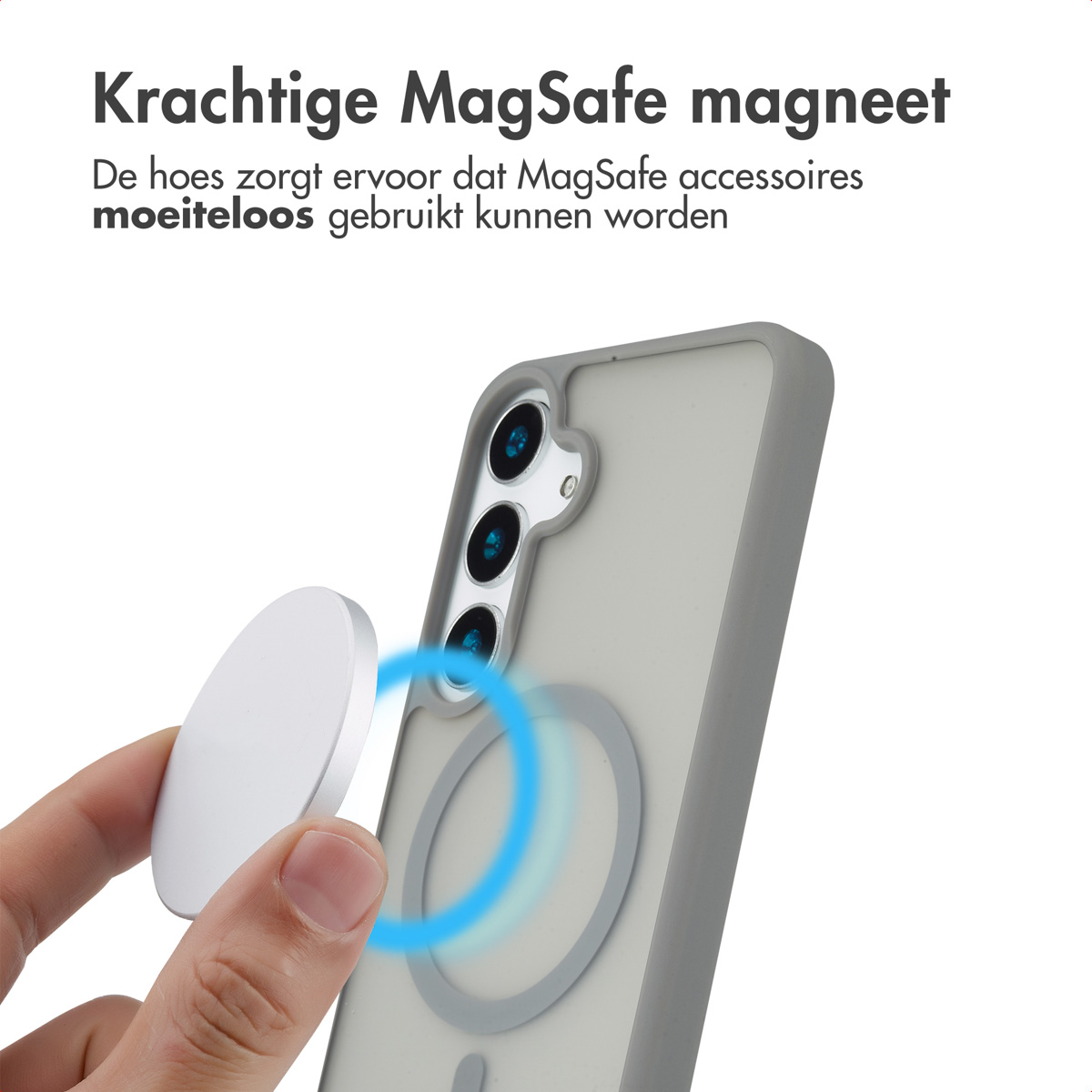 Een hand houdt een witte schijf vast bij een grijze telefoonhoes. Een blauwe cirkel omringt.