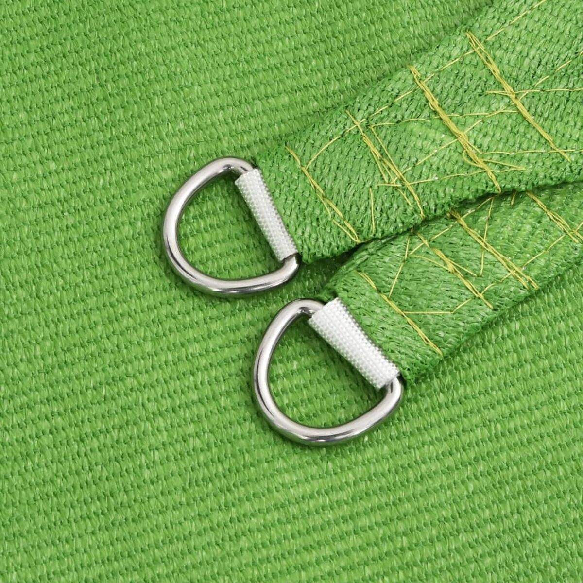 Nahaufnahme von grünem Sonnensegelmaterial mit Metallringen.