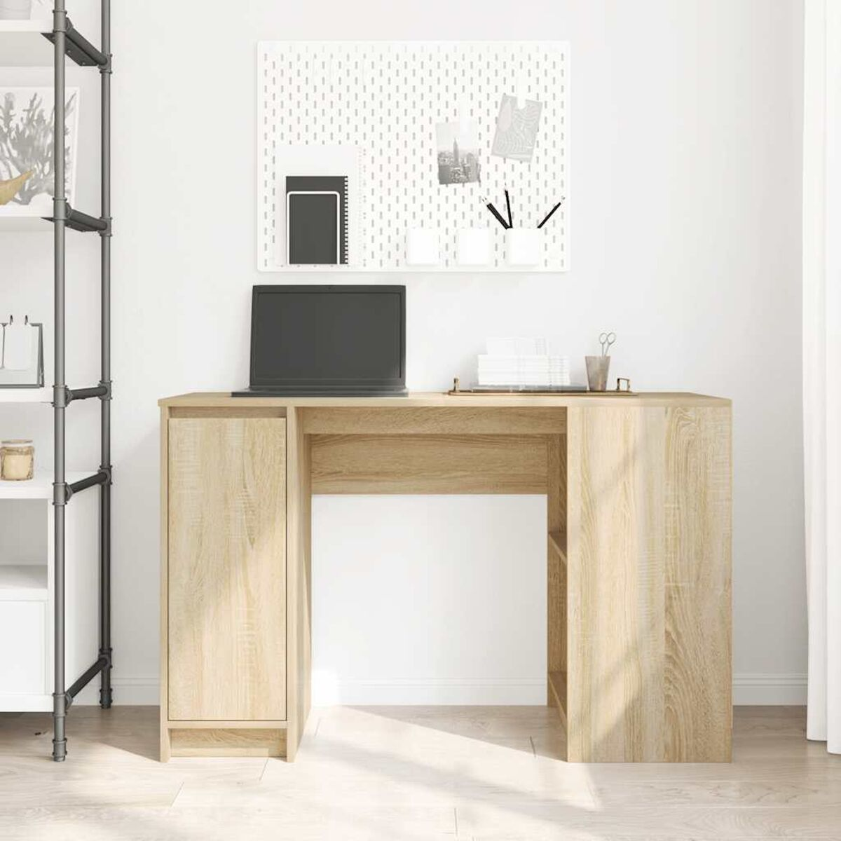 Ein Holzschreibtisch mit Laptop und Zubehör vor weißer Wand.