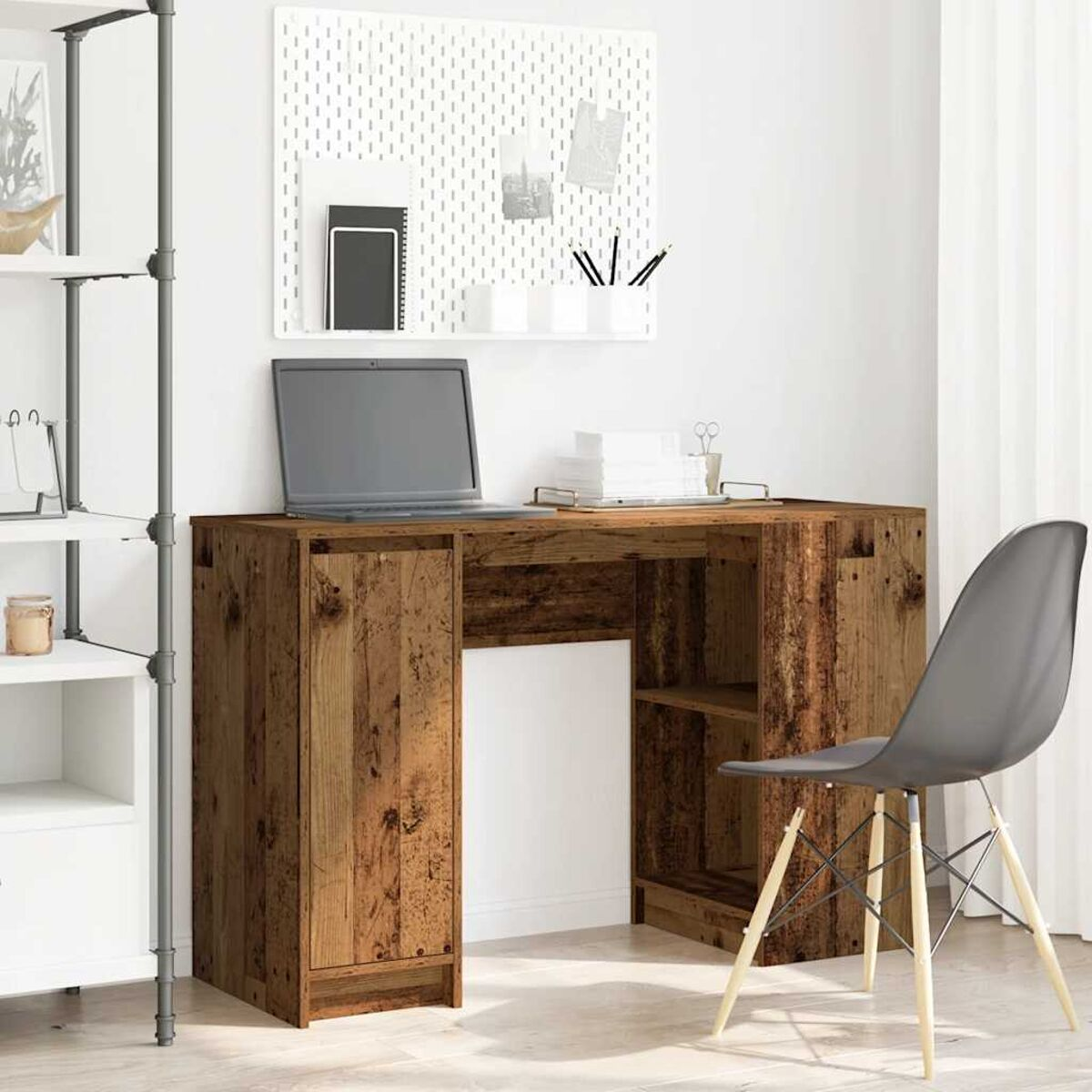 Ein Holzschreibtisch mit Laptop, Notizbuch und Bleistiften. Es gibt einen Stuhl, Regal und eine weiße Wand.