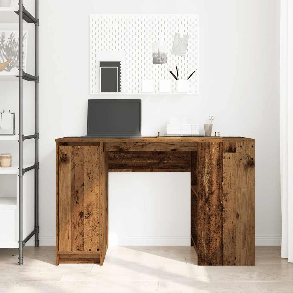 Holzschreibtisch mit Schrank und offenem Regal. Ein Laptop steht oben drauf.