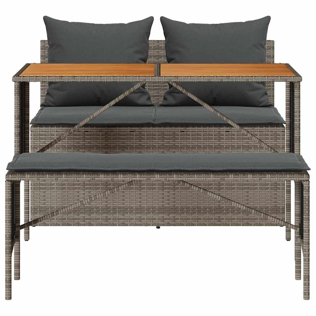 Set di sedute da esterno con cuscini, piani in legno e base intrecciata.
