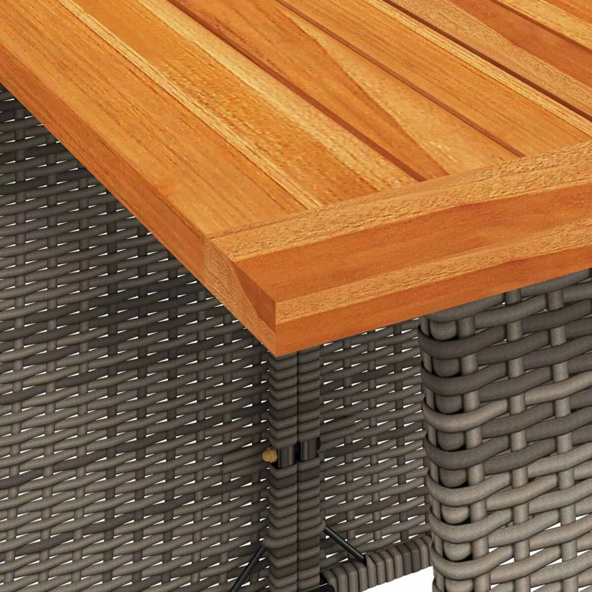 Nahaufnahme einer Holz-Tischplatte auf grau gewebter Basis.