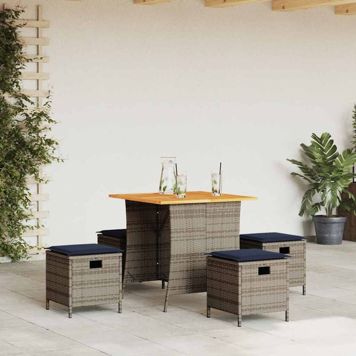 Outdoor-Bar-Set mit Tisch und Hockern. Tischplatte aus Holz, Korbgewebe, Getränke sichtbar.