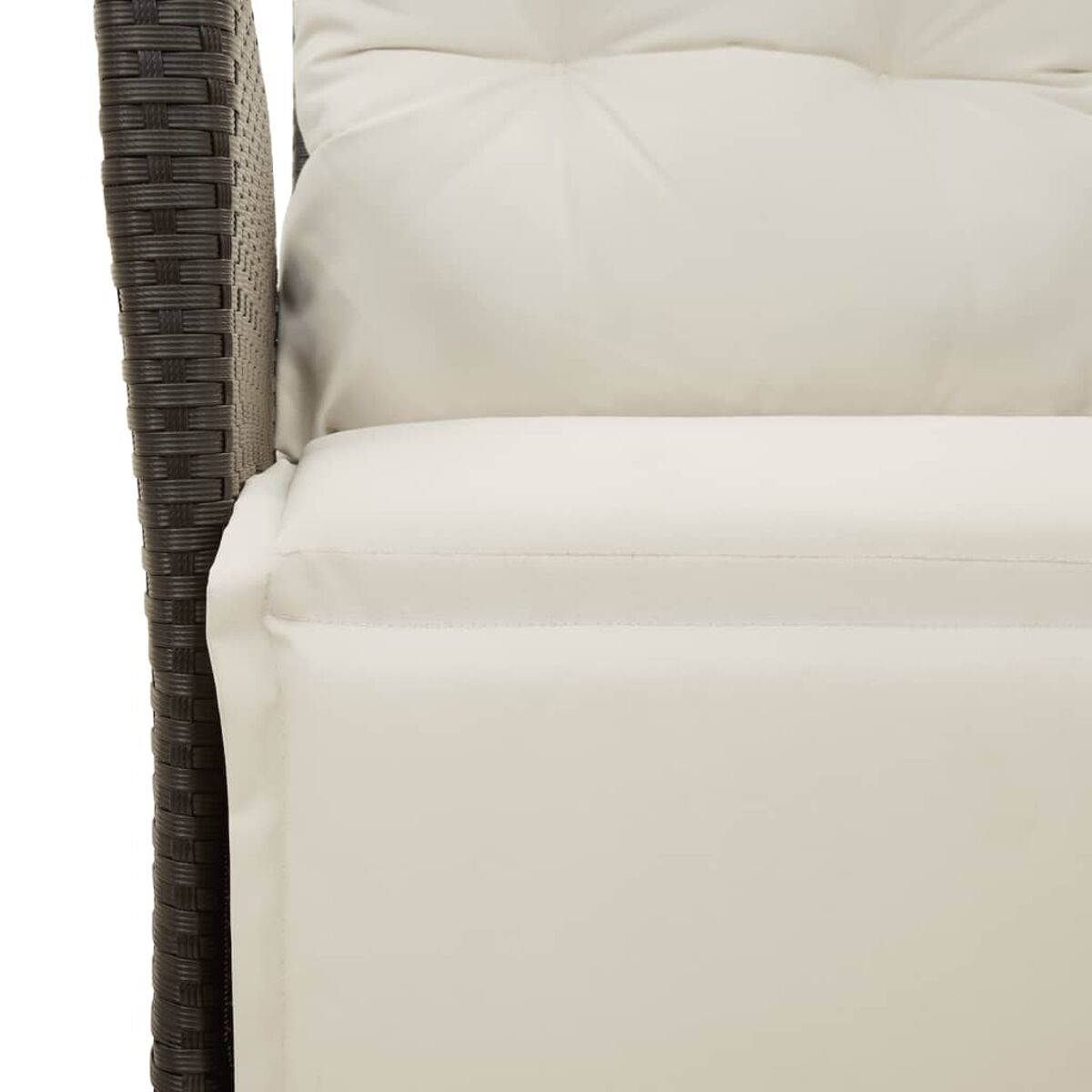 Primo piano di una sedia in vimini con cuscino color crema. Il lato della sedia è visibile.