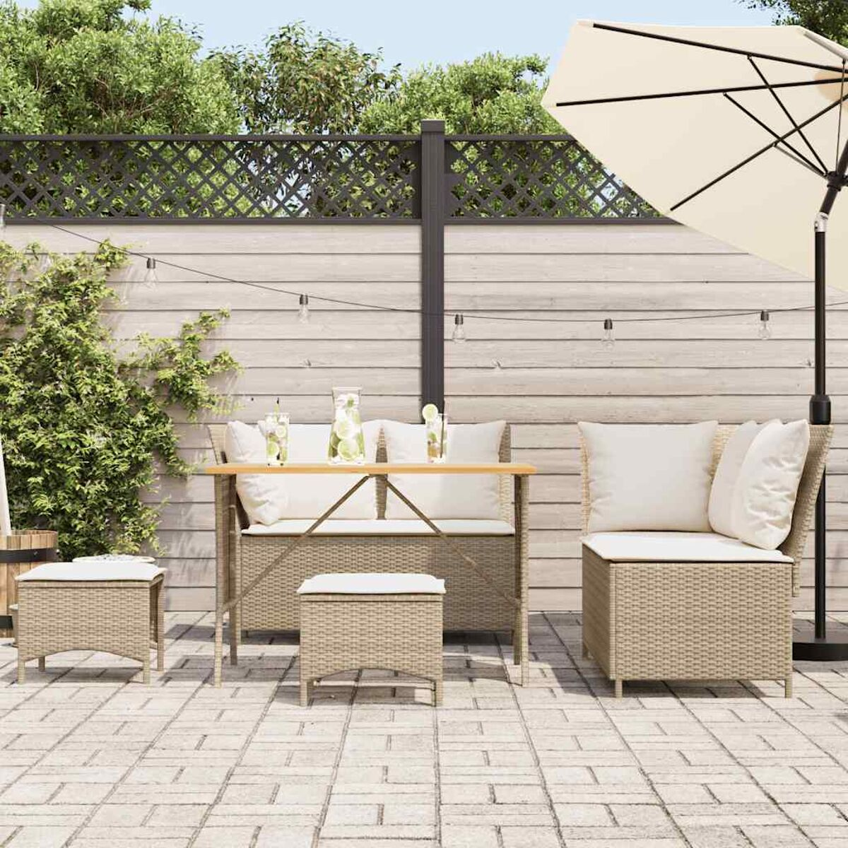 Set da patio all'aperto con tavolo, divano, sedie e ombrellone. I mobili sono beige.