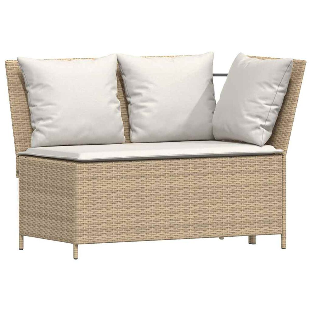 Divano in vimini con cuscini bianchi. Due cuscini sono sullo schienale. Colore beige.