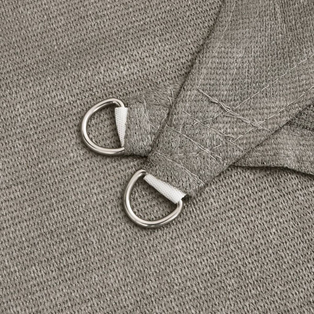 Nahaufnahme eines grauen Stoffes mit zwei Metall-D-Ringen, zur Verwendung als Sonnenschutz.