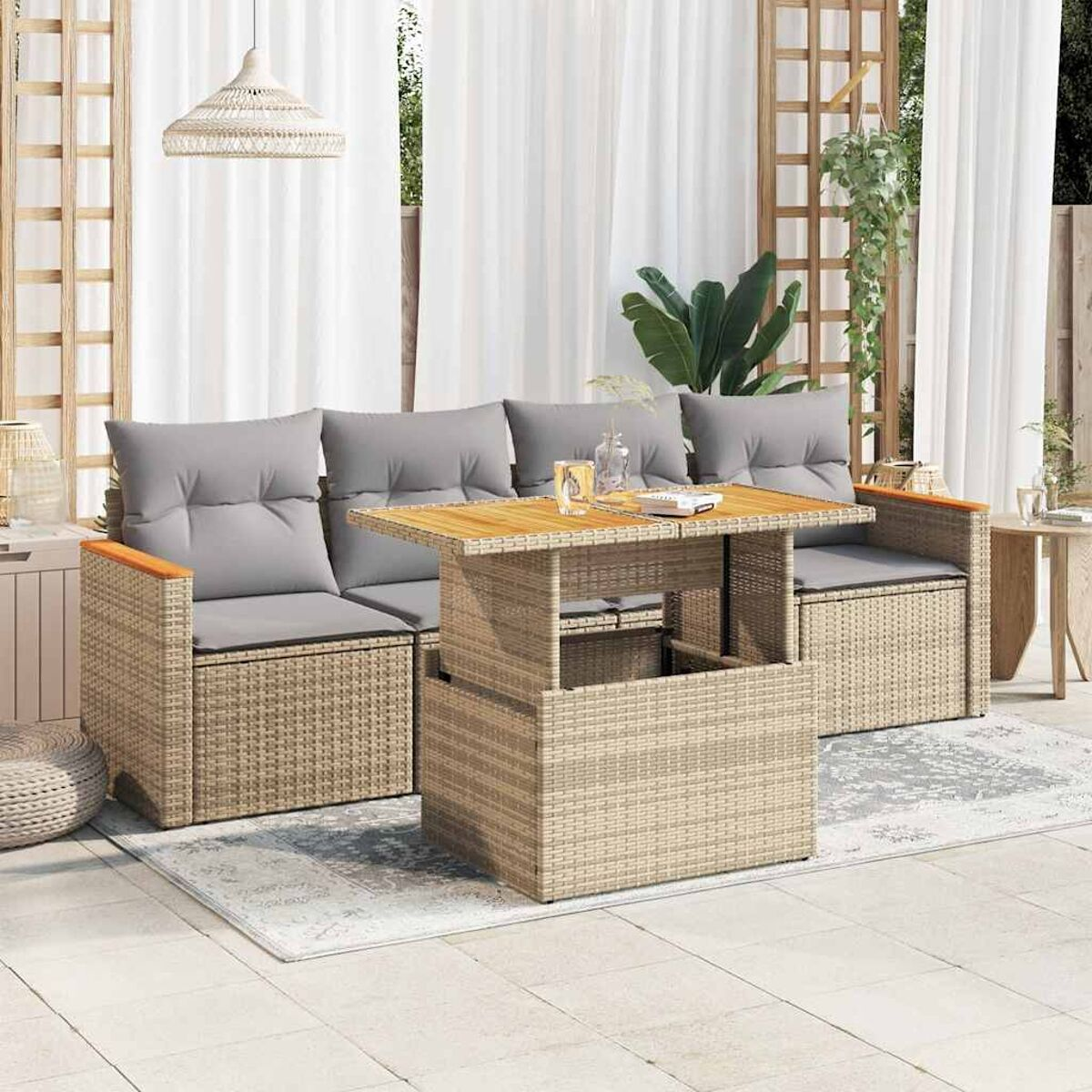 Ein Ecksofa für draußen mit grauen Kissen und einem Holztisch mit Hebemechanismus.