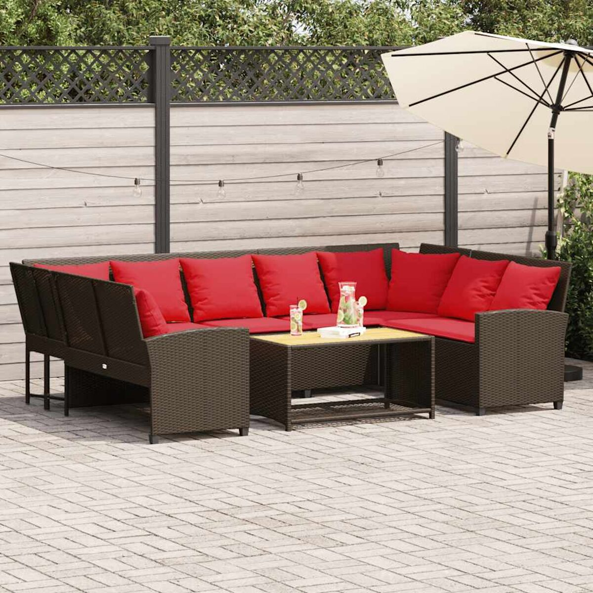 Set patio esterno con cuscini rossi e tavolo in legno. I mobili sono marroni.