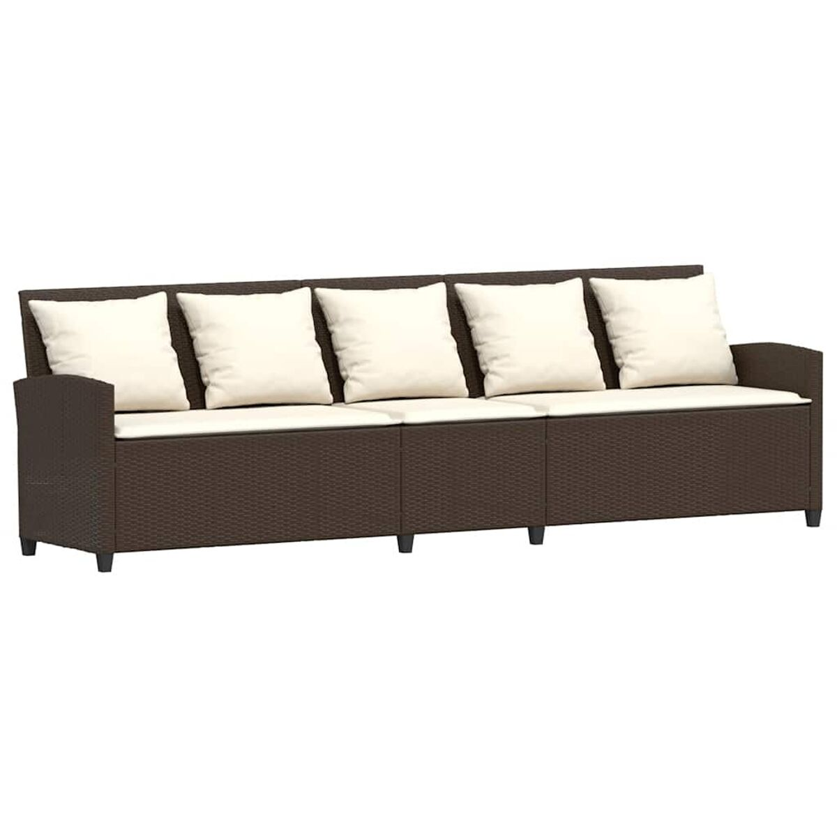 Divano in rattan marrone con quattro cuscini bianchi su sfondo bianco.