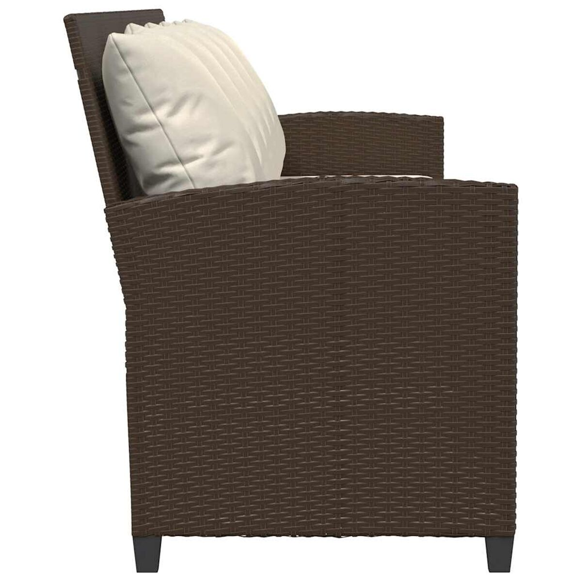 Vista laterale di una sedia in rattan marrone con cuscino bianco, su sfondo bianco.