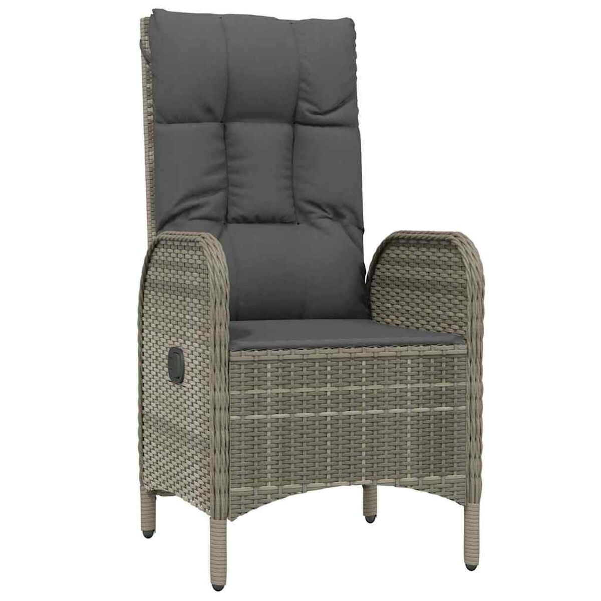 Rattan-Hochlehner mit grauem Kissen auf Sitz und Kopfstütze. Es hat Armlehnen.