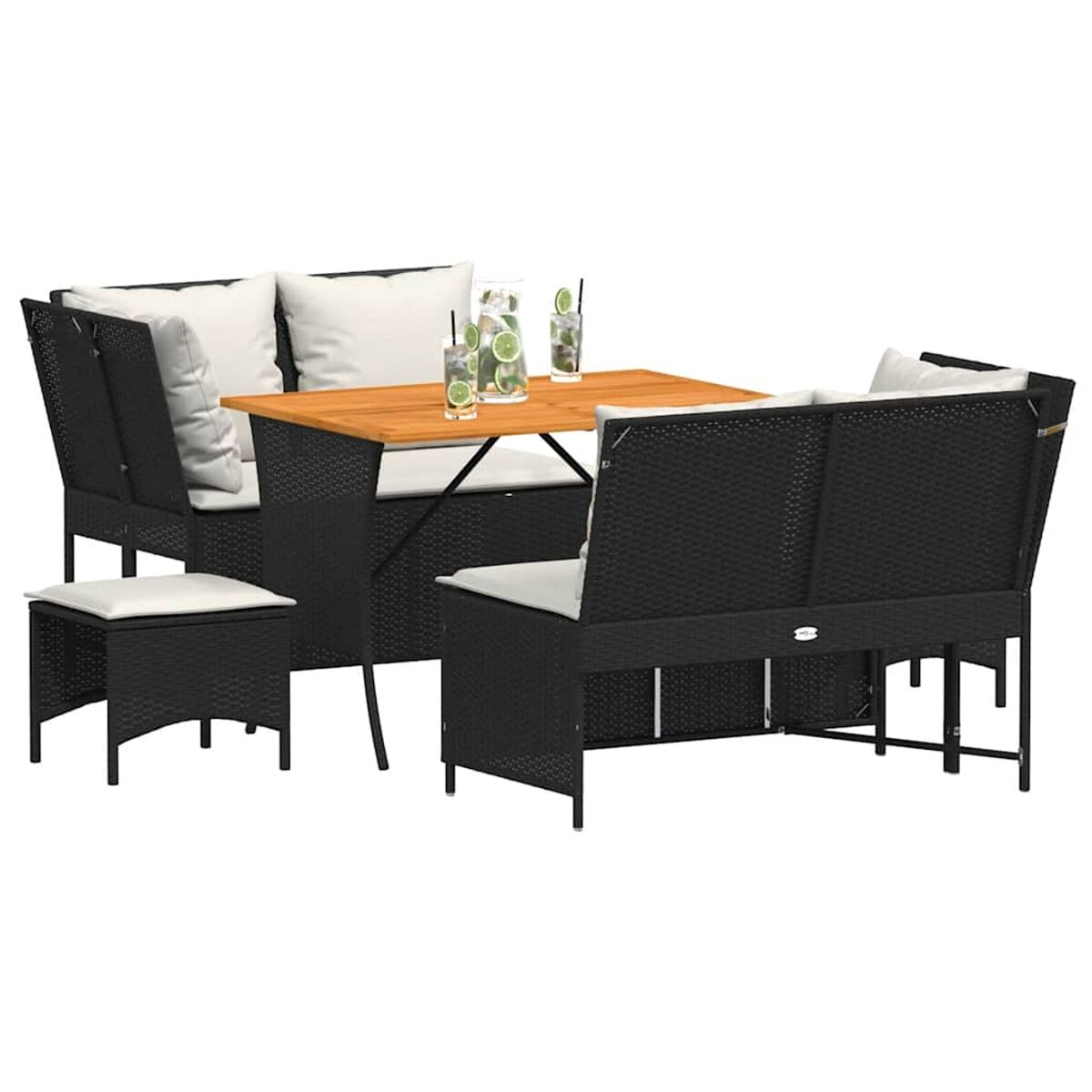 Ein Set aus schwarzen Outdoor-Möbeln aus Korbgeflecht mit Holztisch und weißen Kissen. Beinhaltet Hocker.