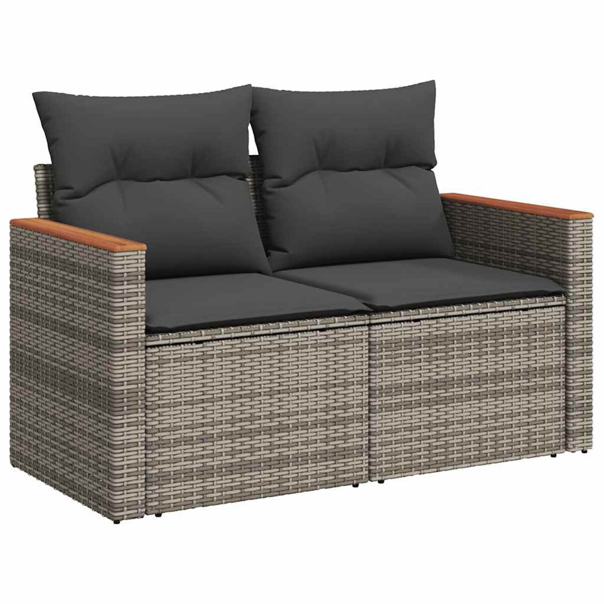 Divano in rattan grigio a due posti con cuscini grigi. Braccioli in legno.