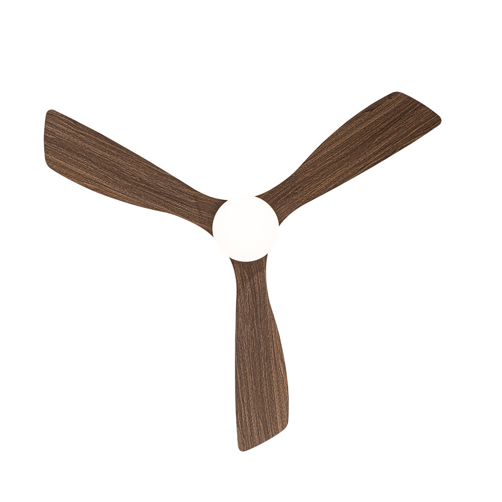 Un ventilatore da soffitto con tre pale in legno marrone e un centro circolare bianco su sfondo bianco.