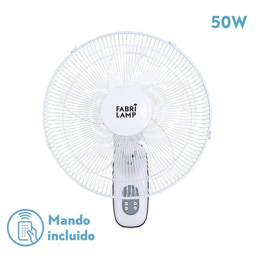 Un ventilatore a parete bianco con pale bianche. Ha un telecomando e la potenza è di 50W. Lo sfondo è bianco.