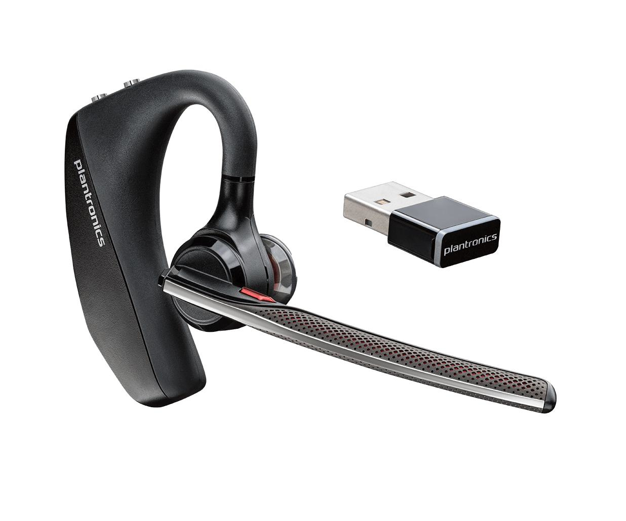 Un auricolare bluetooth Plantronics nero e un ricevitore USB, su sfondo bianco.