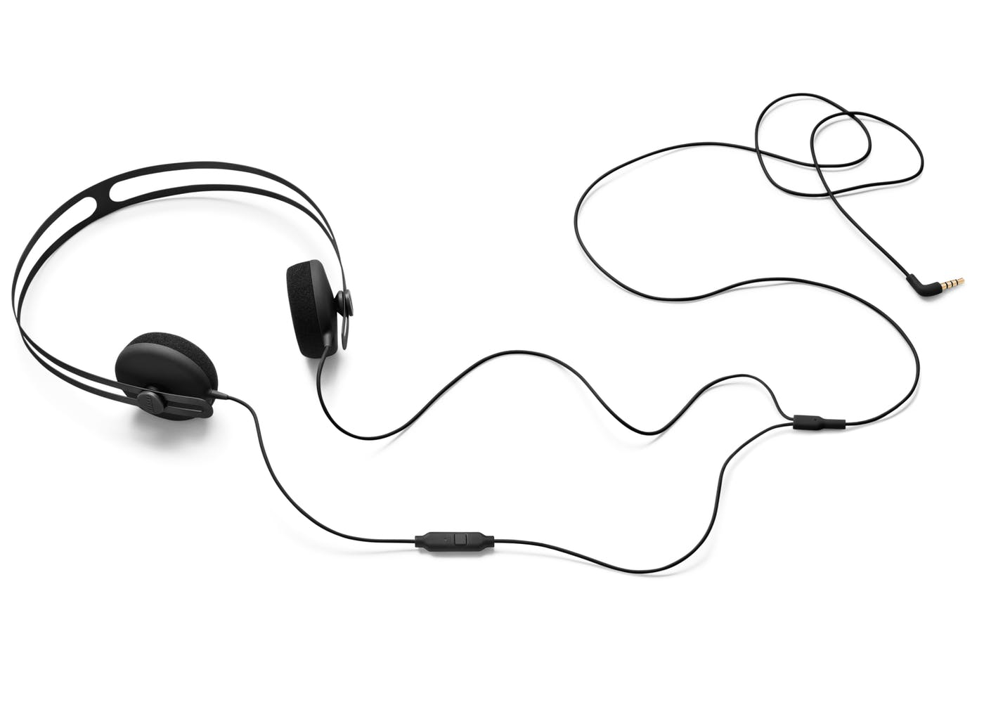 Cuffie nere con cavo e jack da 3,5 mm, sfondo bianco.