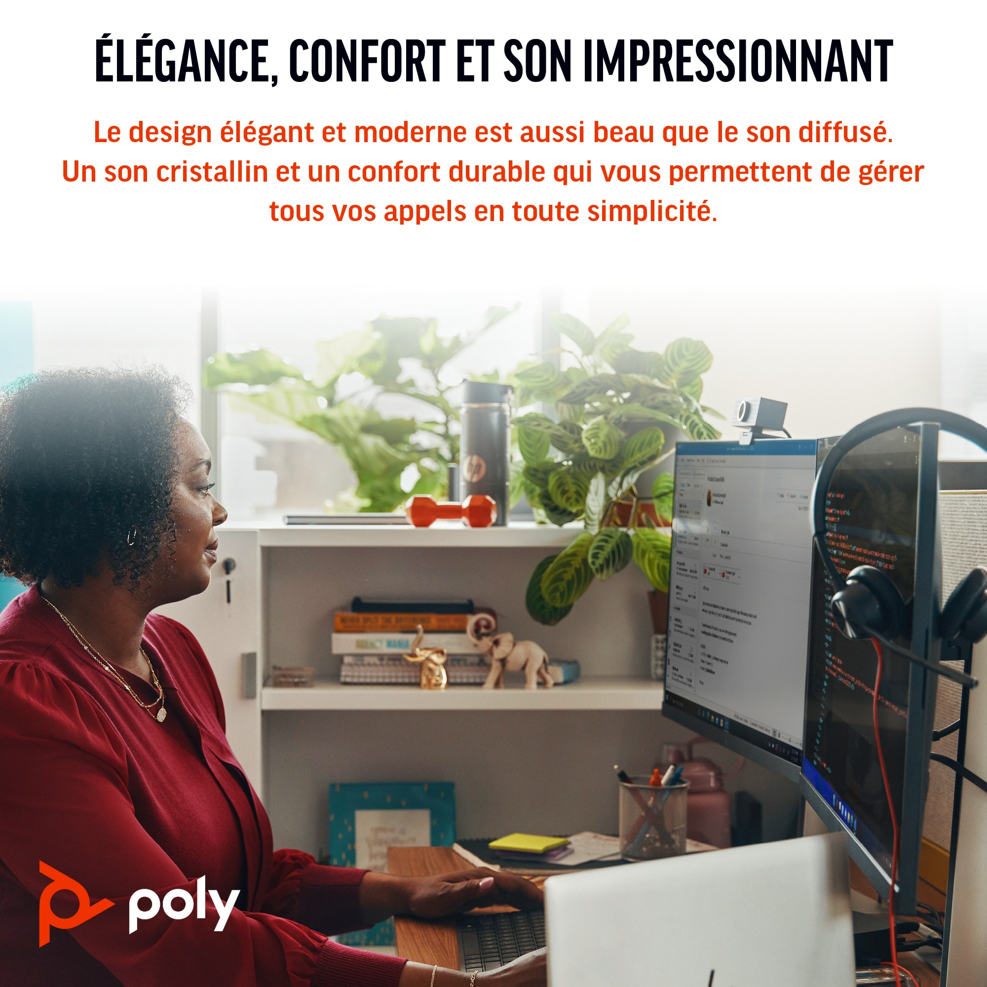 Donna al computer in ufficio. La scrivania ha monitor, cuffie, piante e altre forniture per ufficio. Logo Poly.