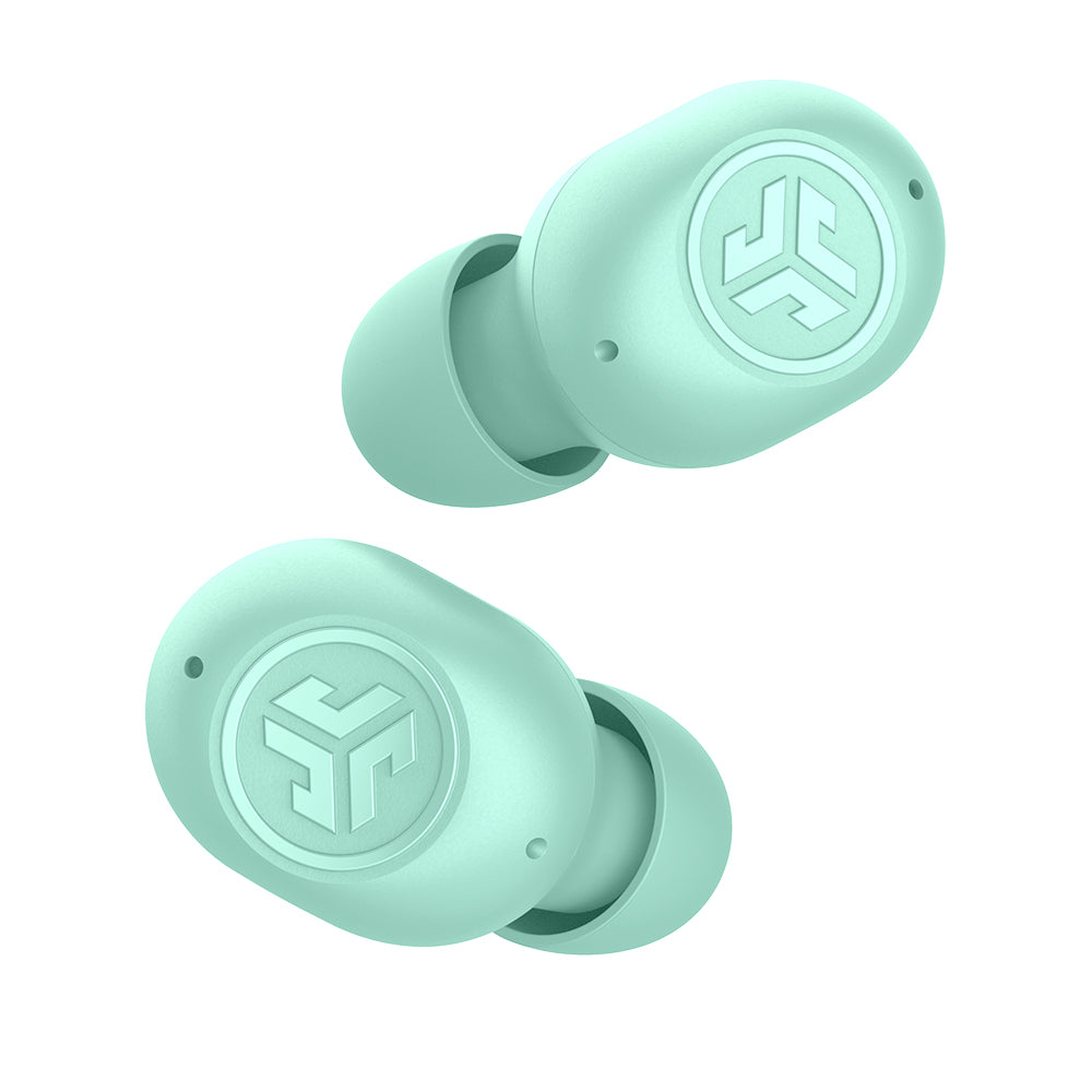 Due auricolari JLab Go Air verde menta con il logo JLab sulla superficie esterna.