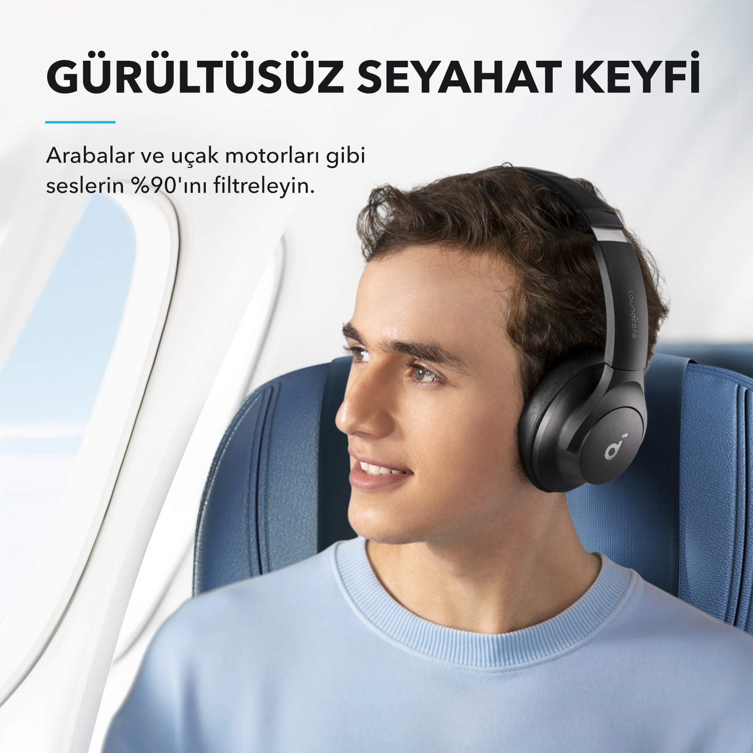 Un hombre lleva auriculares negros en un avión. El texto dice "Placer de viaje sin ruido".