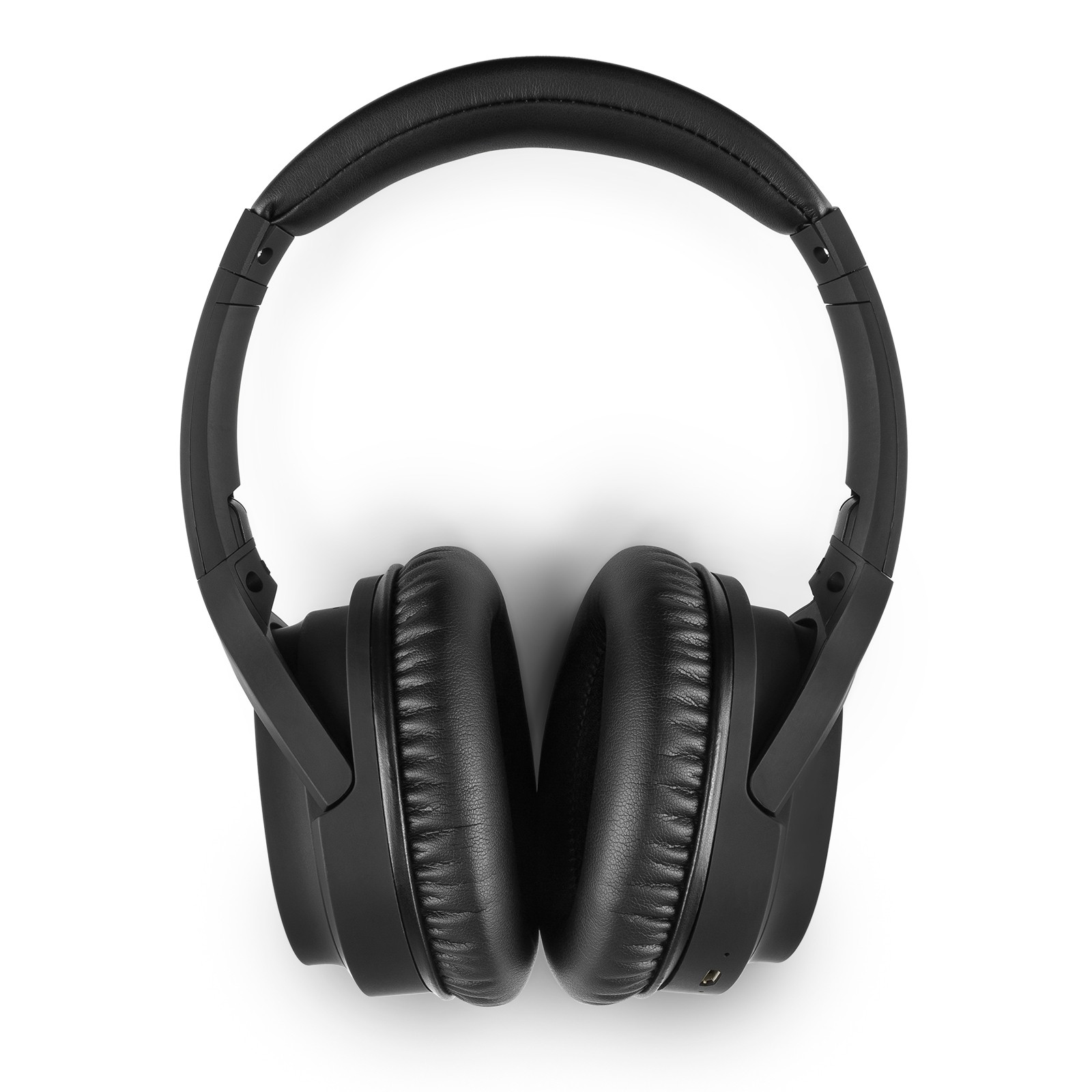 Cuffie over-ear nere su sfondo bianco. Le cuffie sono rivolte verso la fotocamera.
