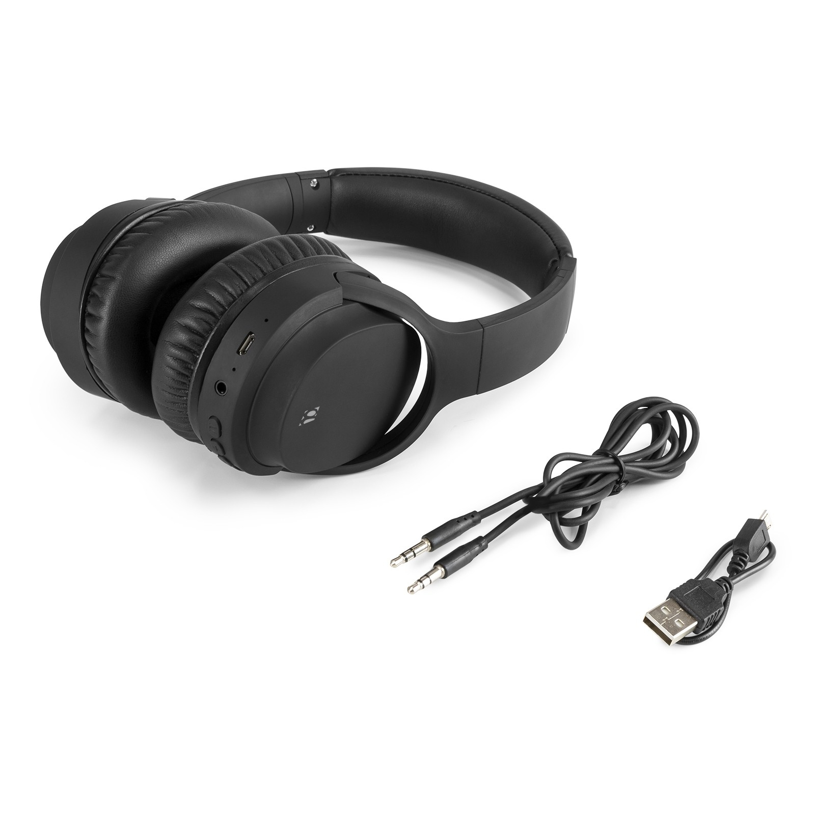 Cuffie nere con cavo nero e cavo USB, su superficie bianca.