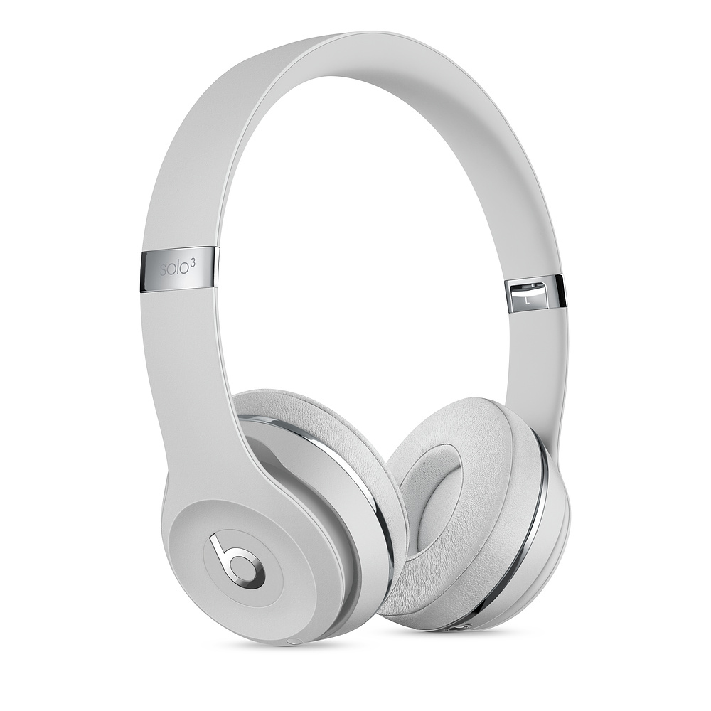 Weiße Beats-Kopfhörer mit silbernem Akzent und Logo auf weißem Hintergrund. Die Kopfhörer sind abgewinkelt.