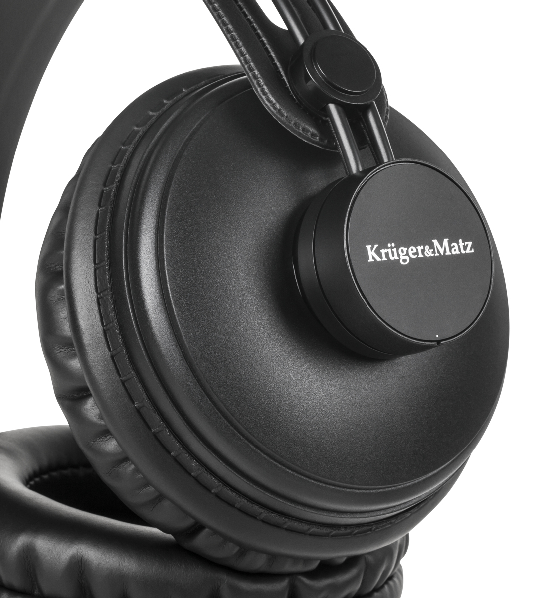 Czarne słuchawki z logo Krüger&Matz. Nauszniki są duże i czarne. Białe tło.