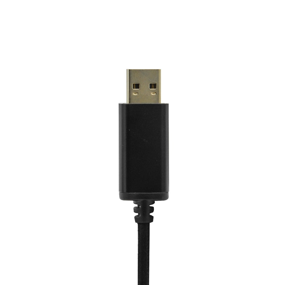 Connettore USB nero su un cavo nero, su sfondo bianco. Il connettore è centrato.
