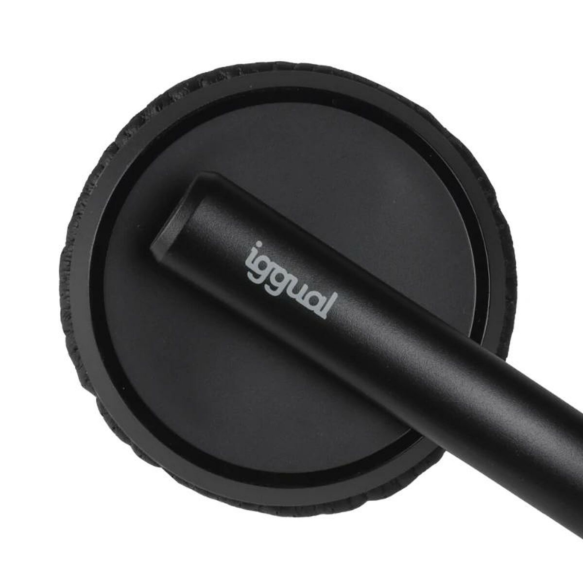 Padiglione auricolare nero con logo 'iggual' sul cuscinetto, vista ravvicinata.