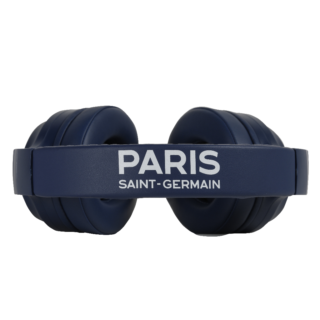 Niebieskie słuchawki z napisem PARIS SAINT-GERMAIN na pałąku. Białe tło.